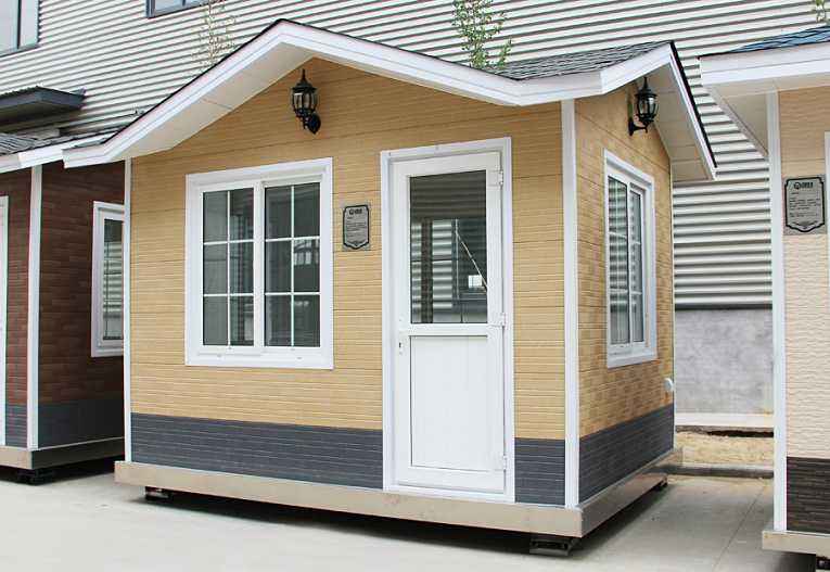 輕鋼崗?fù)? /><br /></p>&nbsp; &nbsp; 有人會認(rèn)為，<strong>輕鋼房屋</strong>的使用壽命不如傳統(tǒng)的混凝土建筑，但是，根據(jù)國外經(jīng)驗(yàn)以及實(shí)驗(yàn)數(shù)據(jù)來看，這種體系在歐美發(fā)達(dá)國家已經(jīng)成熟運(yùn)用，輕鋼住宅結(jié)構(gòu)的使用壽命是90年，使我們可以放心使用的家居住房。盛大鋼結(jié)構(gòu)利用現(xiàn)代新型的建筑材料，包括玻璃棉、歐松板、石膏板、金屬雕花板、瀝青瓦、SBS防水卷材、呼吸紙等材料，解決了該建筑體系的防水、防火、保溫、隔熱、吸引降噪等技術(shù)問題，我們對<strong>輕鋼房屋</strong>的未來前景是十分看好的。<br /><p>&nbsp; &nbsp; 山西盛大鋼結(jié)構(gòu)近期的新產(chǎn)品除了輕鋼住宅以外，還有集裝箱房屋、輕鋼崗?fù)は盗?、公共衛(wèi)生間系列產(chǎn)品，如果您對我們的新產(chǎn)品感興趣的話，可以致電我們的銷售客服熱線，我們期待您的來電。</p><p>&nbsp; &nbsp; 本文鏈接：<strong>http://sh-milu.com/news/0004511655.html </strong>未經(jīng)允許不得轉(zhuǎn)載。</p><p style=